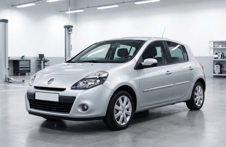 Une Renault Clio 3 grise garée dans un garage automobile lumineux et spacieux.